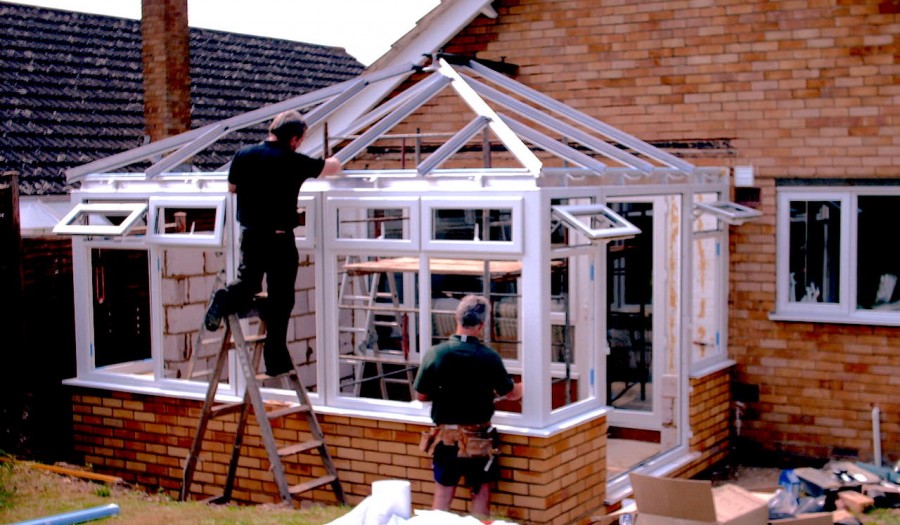 windows-fitting-on-a-conservatory