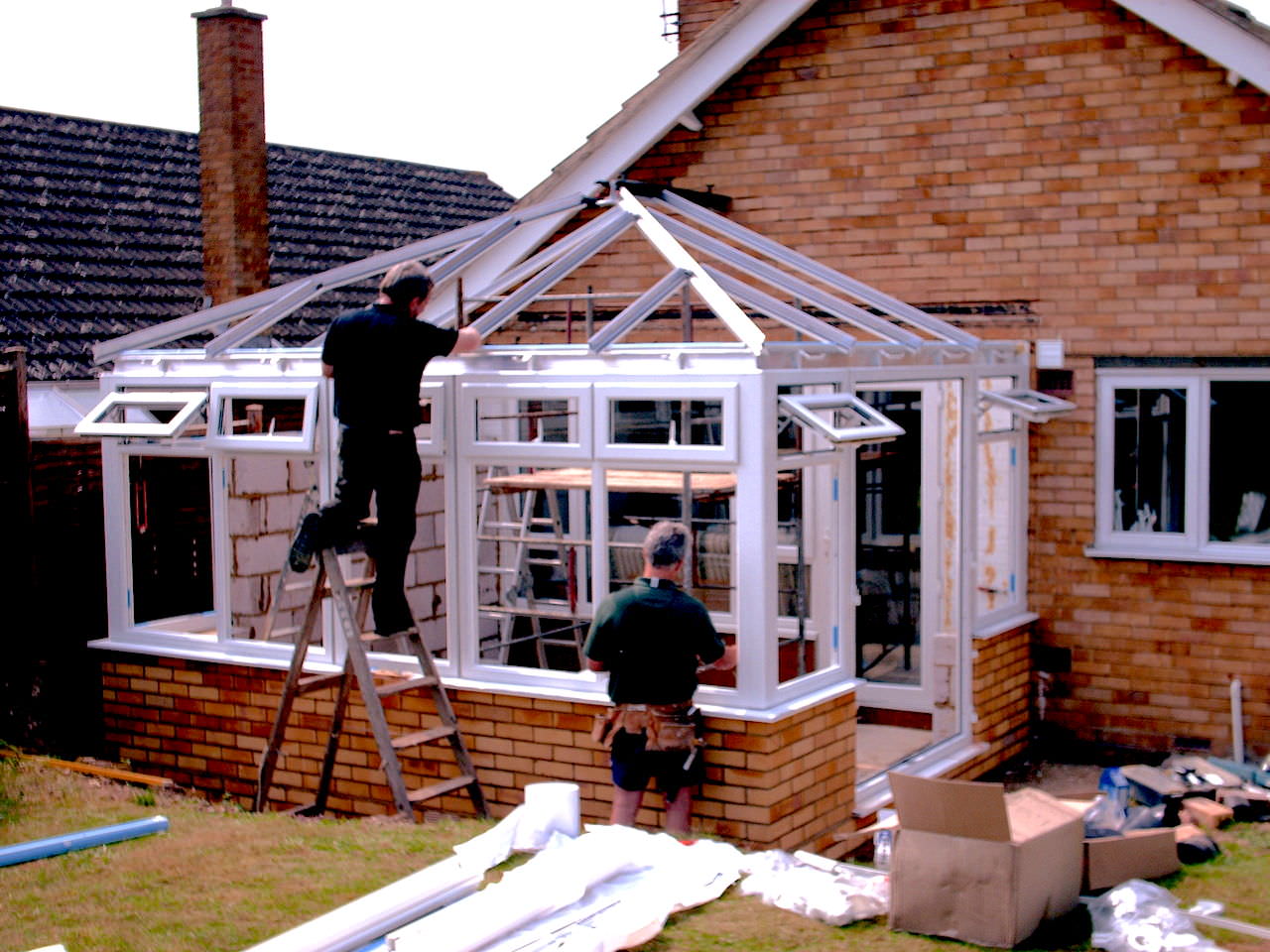 windows-fitting-on-a-conservatory